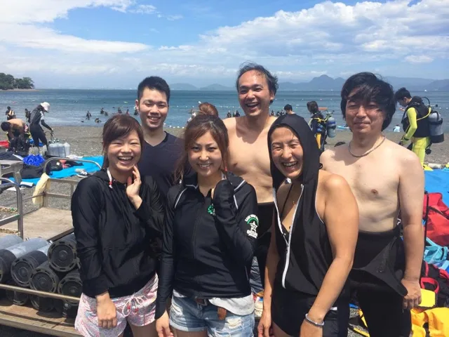 海辺で記念撮影するBIG BLUEの参加者（2015年）
