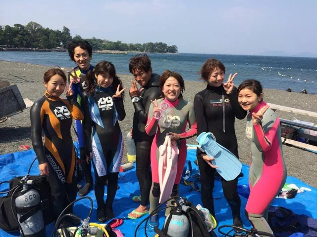 海辺で記念撮影するBIG BLUEの参加者（2014年）