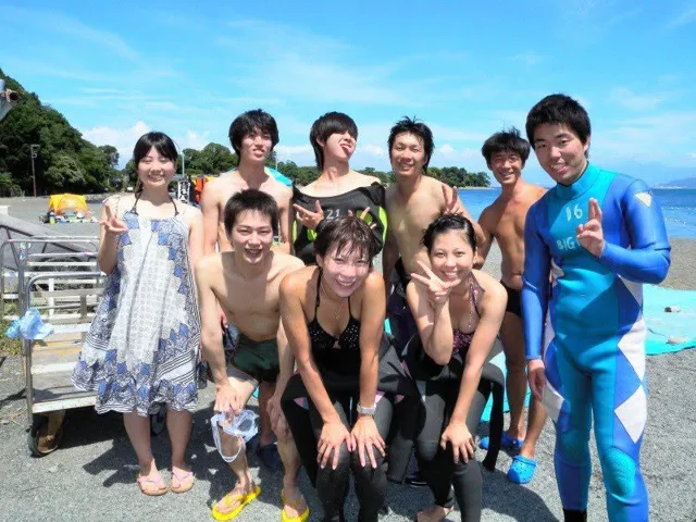 海辺で記念撮影するBIG BLUEの参加者（2012-2013年）