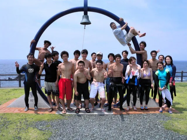海辺のモニュメントの前で並ぶ参加者（2012-2013年）