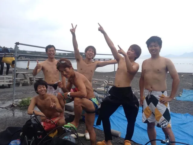 海辺で記念撮影するBIG BLUEの参加者（2012-2013年）
