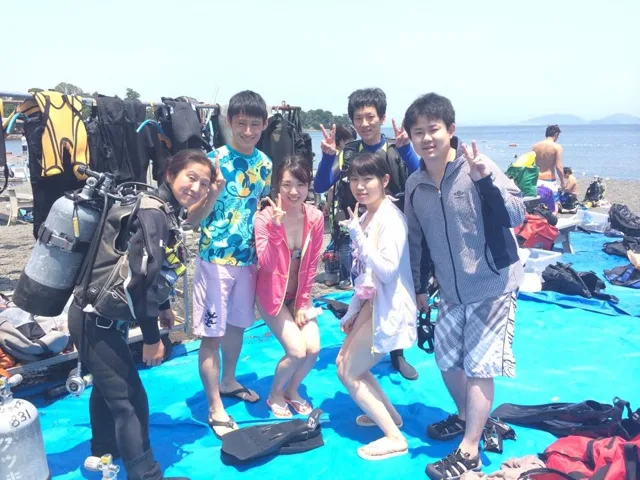 海辺で記念撮影するBIG BLUEの参加者（2015年）
