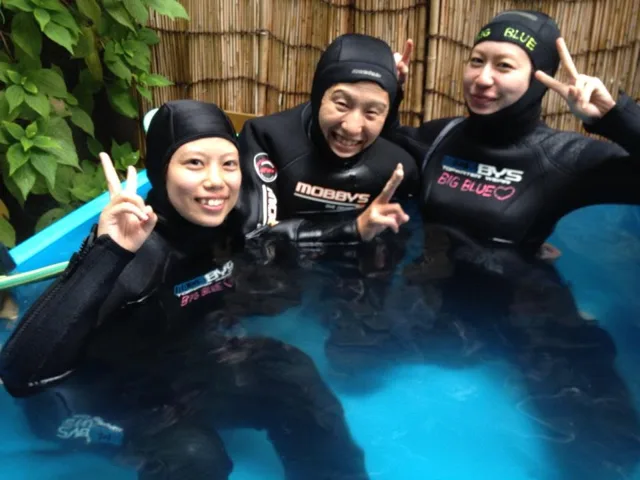 プールの水面で顔を上げる参加者（2014年）