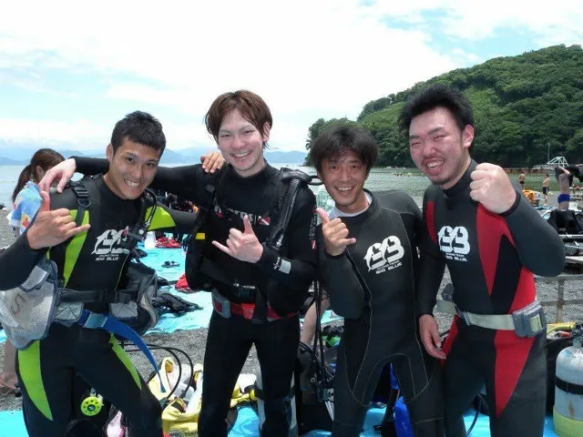 海辺で記念撮影するBIG BLUEの参加者（2012-2013年）