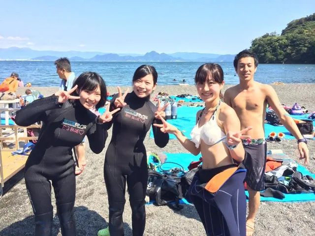 海辺で記念撮影するBIG BLUEの参加者（2015年）