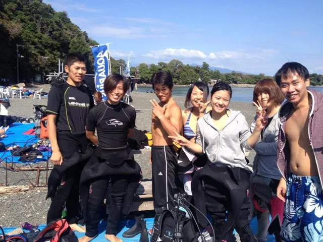 海辺で記念撮影するBIG BLUEの参加者（2012-2013年）