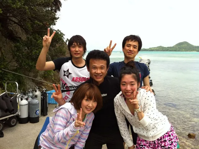海辺で記念撮影するBIG BLUEの参加者（2012-2013年）