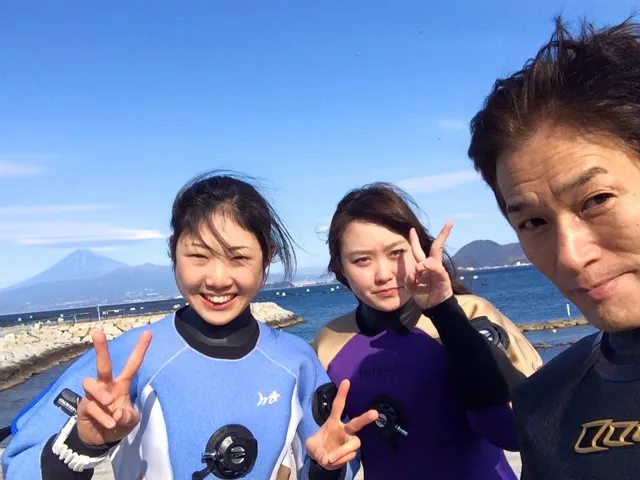 海辺で記念撮影するBIG BLUEの参加者（2015年）
