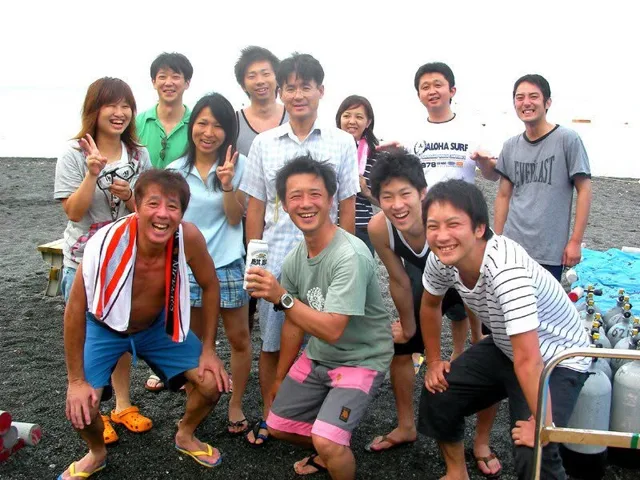 海辺で記念撮影するBIG BLUEの参加者（2012-2013年）