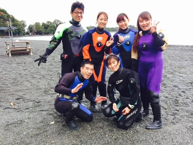 海辺で記念撮影するBIG BLUEの参加者（2014年）