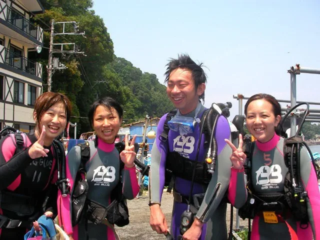海辺で記念撮影するBIG BLUEの参加者（2012-2013年）