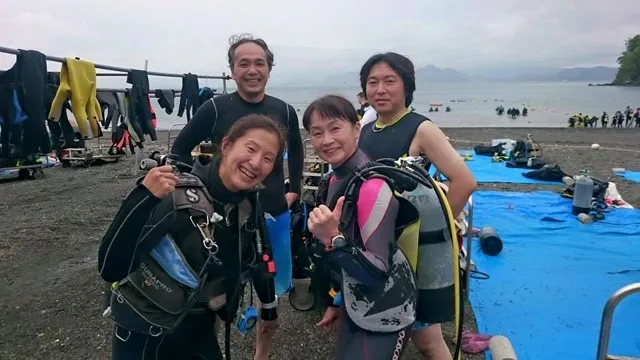 海辺で記念撮影するBIG BLUEの参加者（2015年）