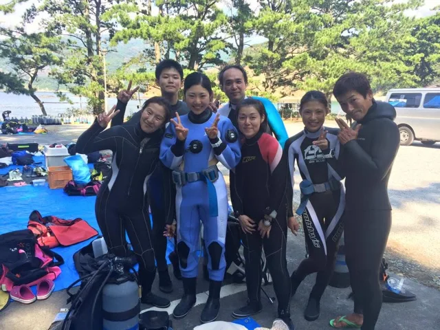 海辺で記念撮影するBIG BLUEの参加者（2015年）