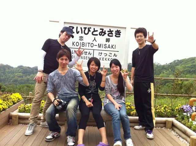 海の案内看板の前で並ぶ参加者（2012-2013年）