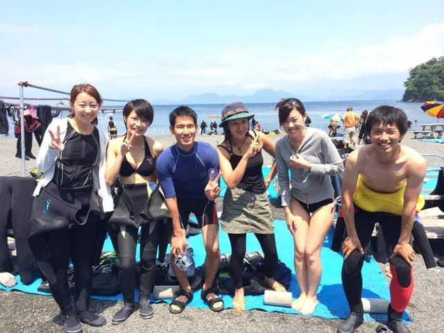 海辺で記念撮影するBIG BLUEの参加者（2014年）