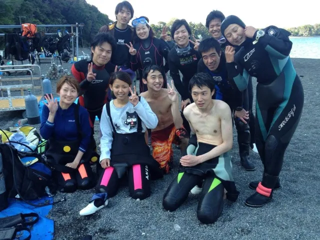 海辺で記念撮影するBIG BLUEの参加者（2012-2013年）