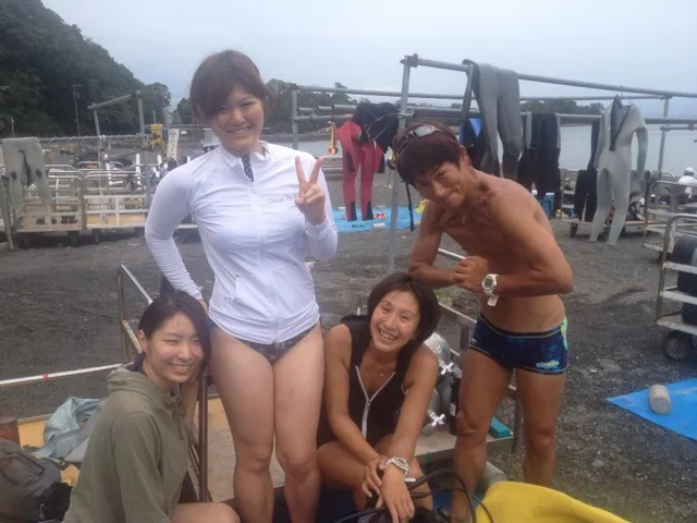 海辺で記念撮影するBIG BLUEの参加者（2012-2013年）