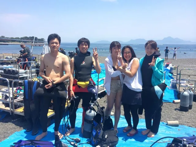 海辺で記念撮影するBIG BLUEの参加者（2015年）
