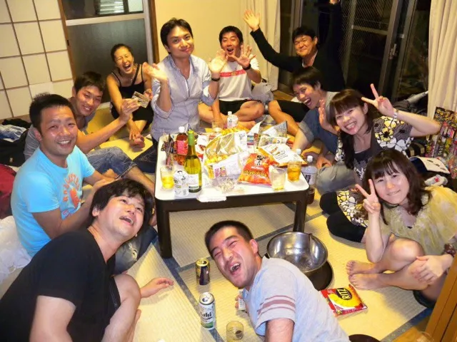 室内で食事を囲む参加者（2012-2013年）