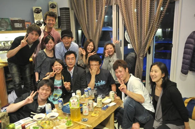 室内で食事を楽しむ参加者（2012-2013年）