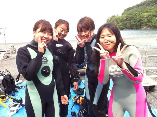 海辺で記念撮影するBIG BLUEの参加者（2012-2013年）