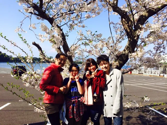 桜の木の下で記念撮影する参加者（2015年）