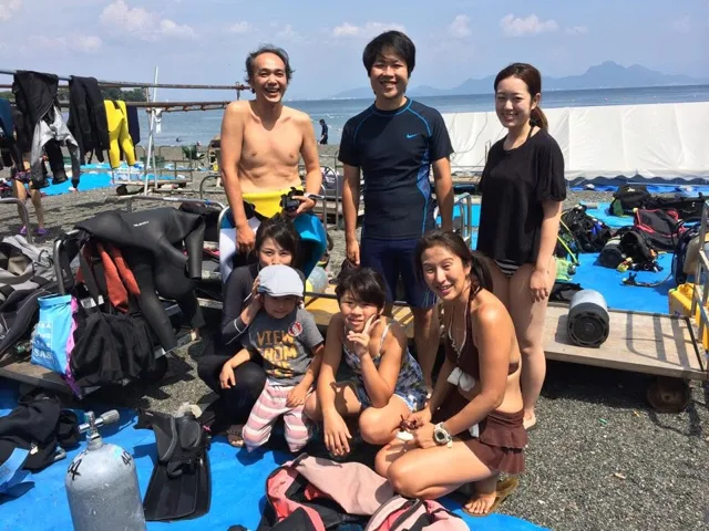 海辺で記念撮影するBIG BLUEの参加者（2015年）