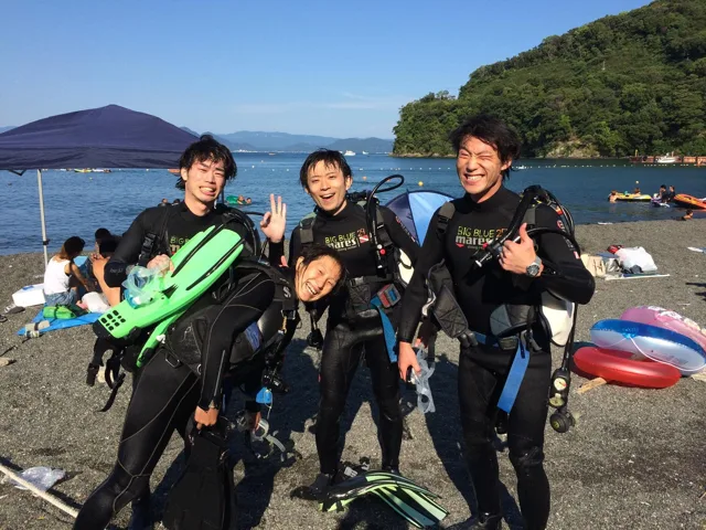 海辺で記念撮影するBIG BLUEの参加者（2015年）