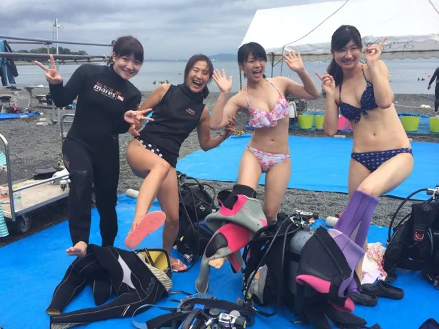 海辺で記念撮影するBIG BLUEの参加者（2014年）