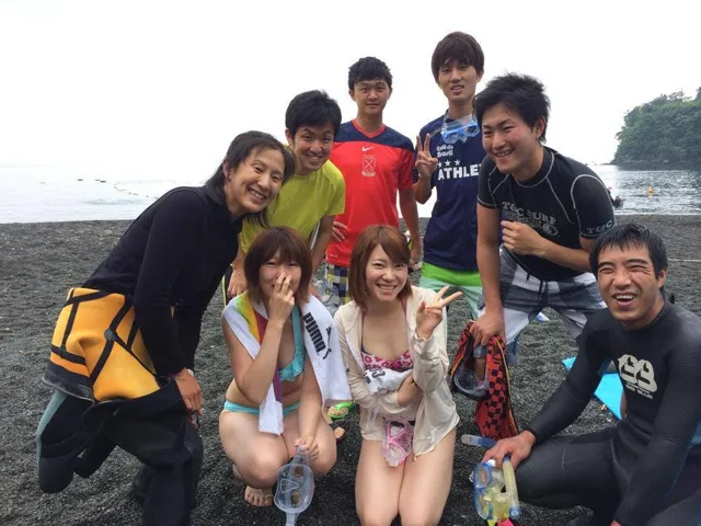 海辺で記念撮影するBIG BLUEの参加者（2014年）
