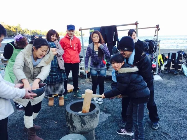 海辺で器材や荷物を整理する参加者（2015年）