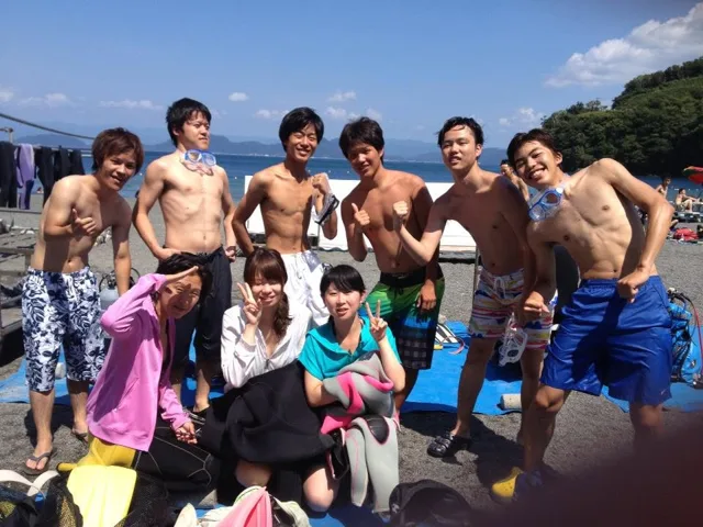 海辺で記念撮影するBIG BLUEの参加者（2012-2013年）