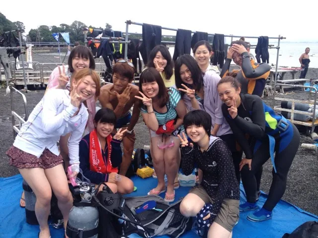 海辺で記念撮影するBIG BLUEの参加者（2012-2013年）