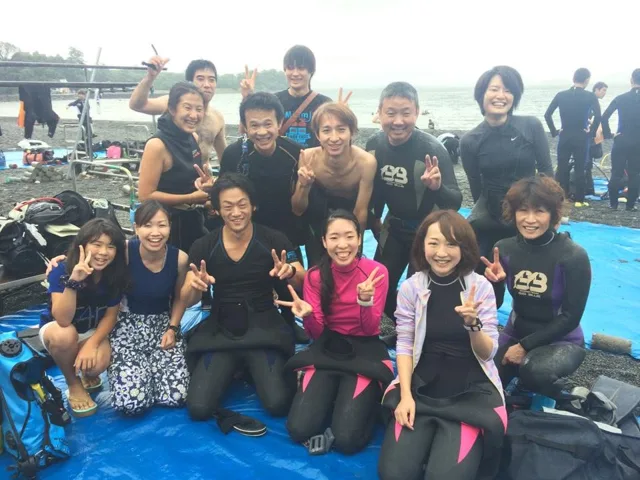 海辺で記念撮影するBIG BLUEの参加者（2015年）