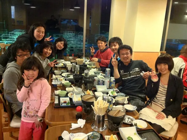 室内で食事を楽しむ参加者（2012-2013年）