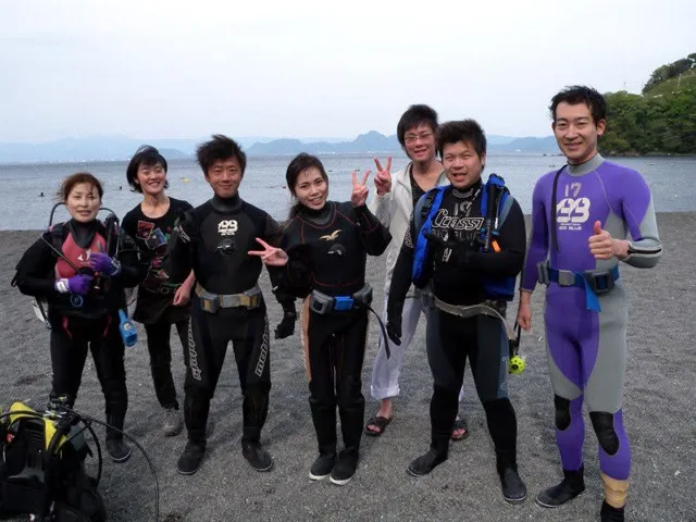 海辺で記念撮影するBIG BLUEの参加者（2012-2013年）
