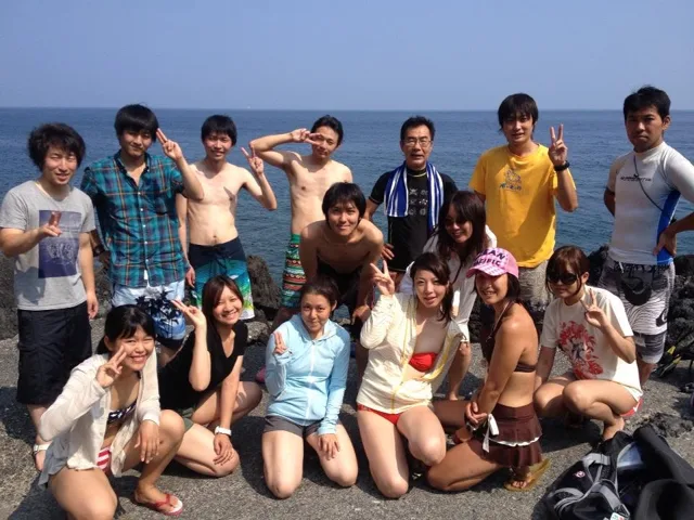 海辺で記念撮影するBIG BLUEの参加者（2012-2013年）