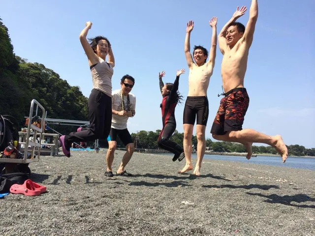 砂浜でジャンプする参加者（2014年）