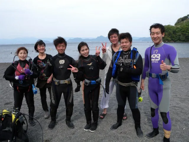 海辺で記念撮影するBIG BLUEの参加者（2012-2013年）