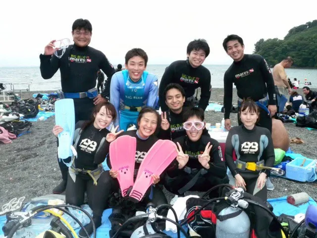 海辺で記念撮影するBIG BLUEの参加者（2012-2013年）