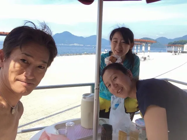 船上でくつろぐ参加者（2015年）