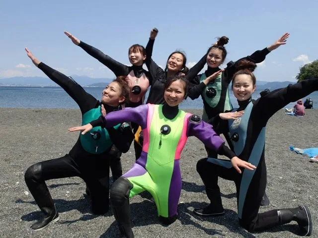 海辺で記念撮影するBIG BLUEの参加者（2012-2013年）