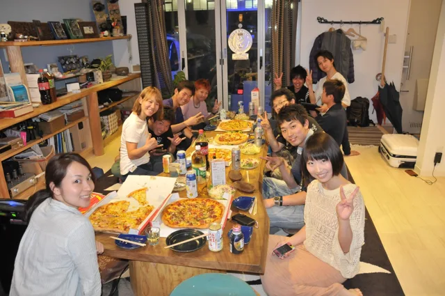 室内のテーブルを囲む参加者（2012-2013年）