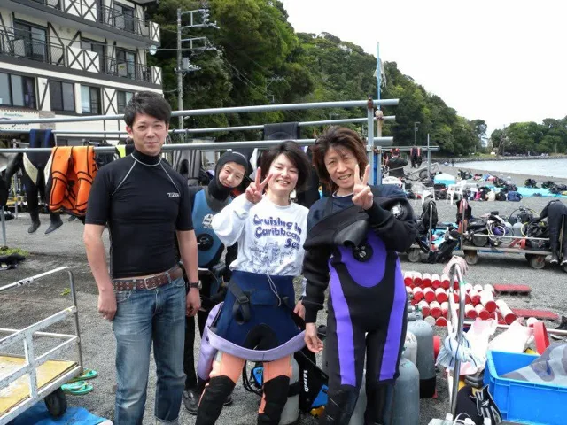 海辺で記念撮影するBIG BLUEの参加者（2012-2013年）
