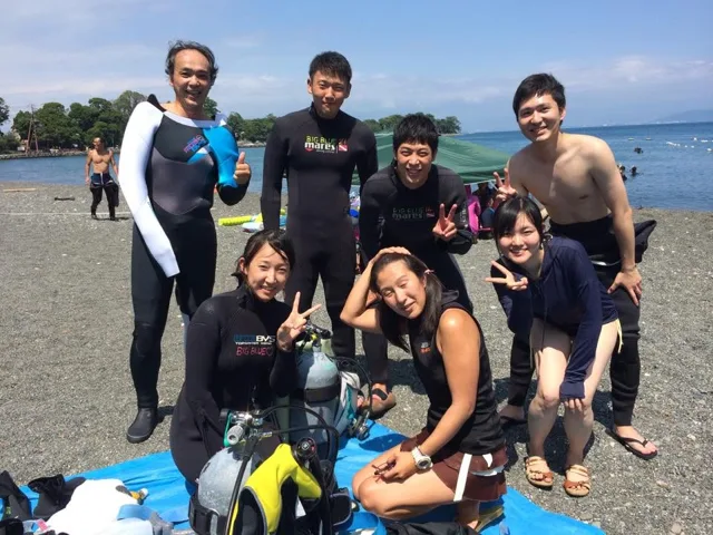 海辺で記念撮影するBIG BLUEの参加者（2015年）