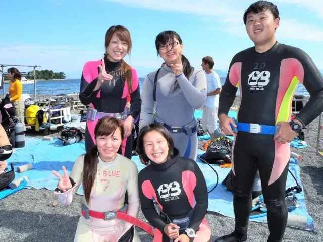 海辺で記念撮影するBIG BLUEの参加者（2012-2013年）