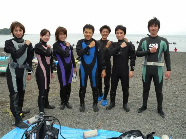 海辺で記念撮影するBIG BLUEの参加者（2012-2013年）