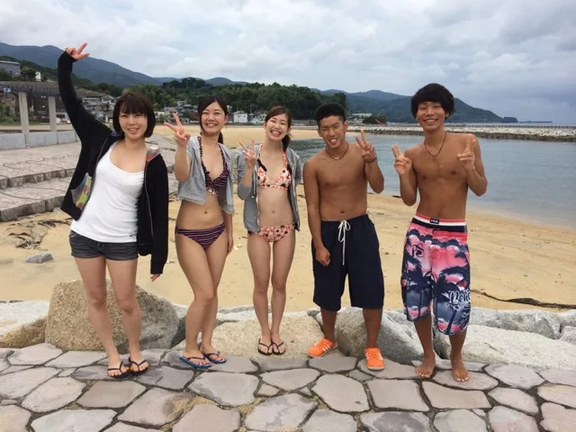 海辺で記念撮影するBIG BLUEの参加者（2014年）