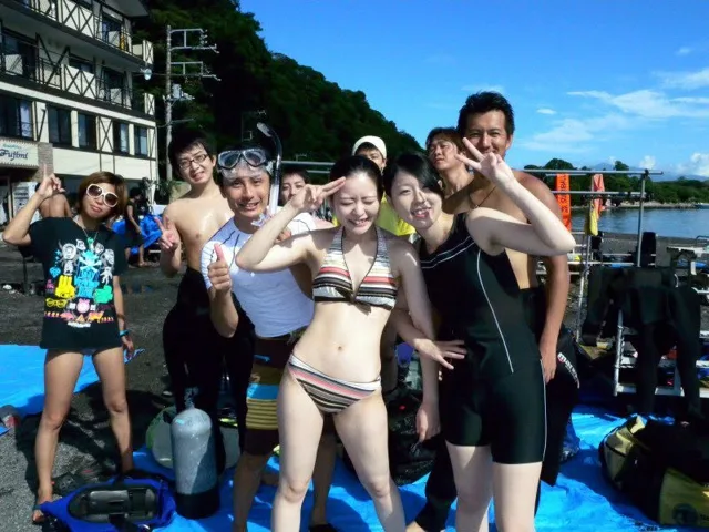 海辺で記念撮影するBIG BLUEの参加者（2012-2013年）