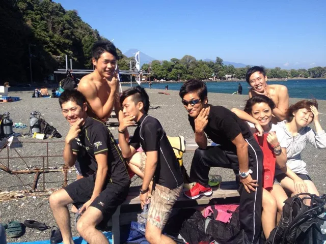 海辺で記念撮影するBIG BLUEの参加者（2012-2013年）